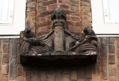 914436 Afbeelding van één van de door Hildo Krop vervaardigde beeldhouwwerken ('bakwerken') aan de voorgevel van een ...